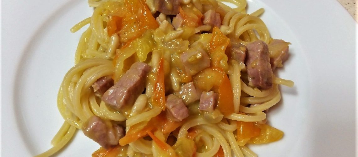 Spaghetti quadrati pomodorini gialli speck e pinoli