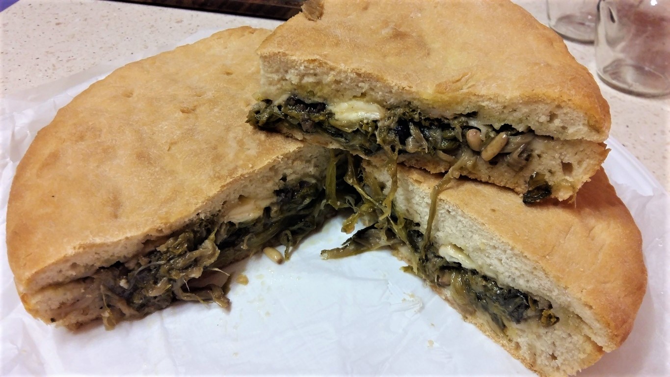 Pizza di scarole con provola