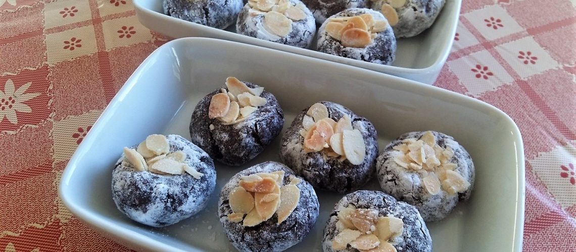 Dolcetti di pasta di mandorle al cioccolato