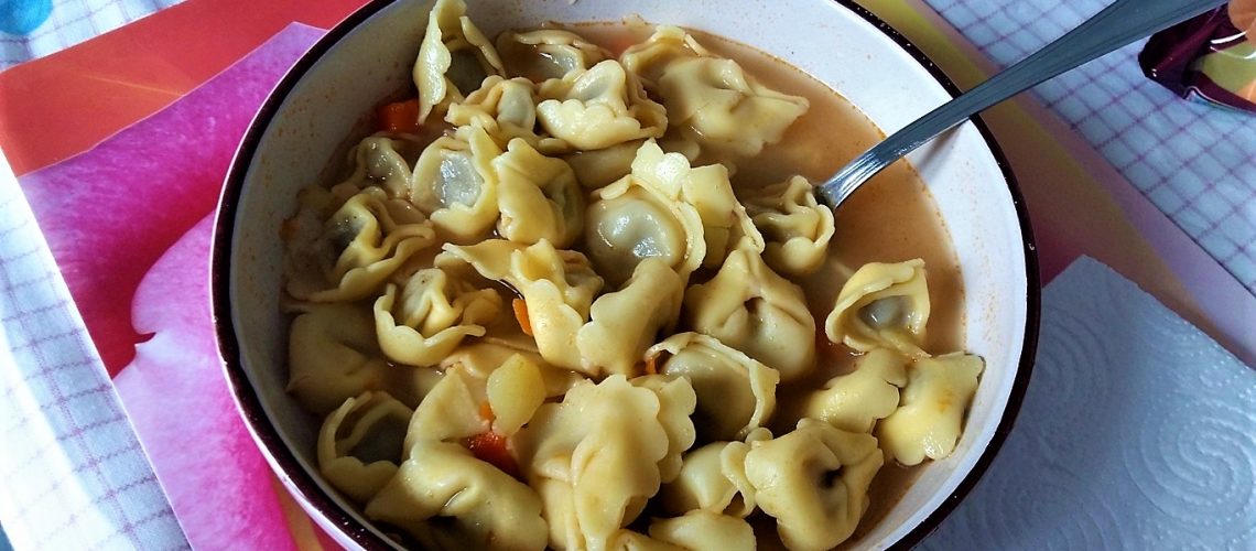 Brodo vegetale con tortellini