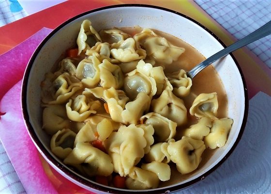 Brodo vegetale con tortellini