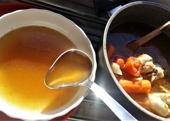 Brodo leggero di pollo e verdure