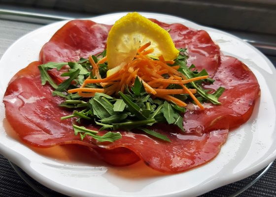 Bresaola con rucola e carotine