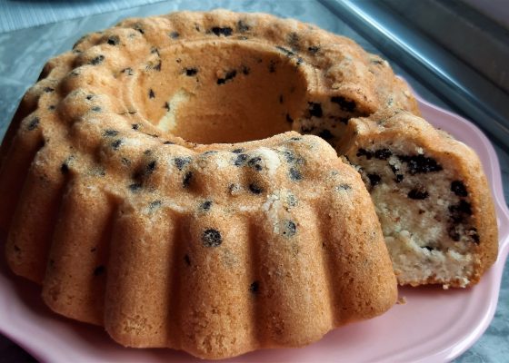 Ciambella agli albumi con gocce di cioccolato