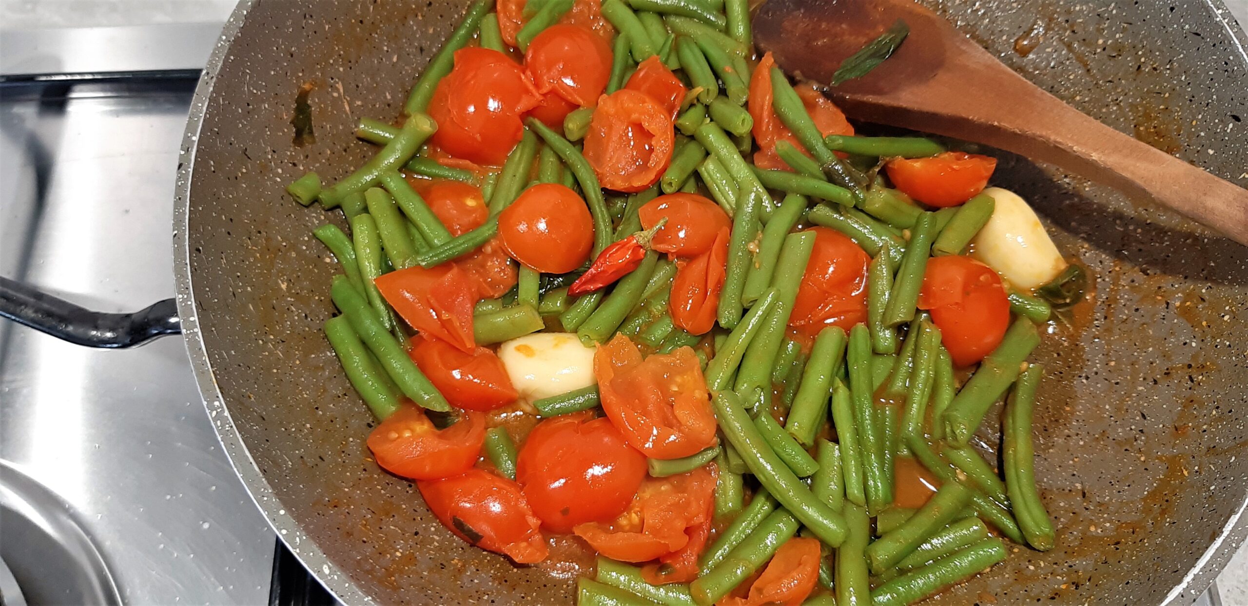 Fagiolini con pomodorini in padella