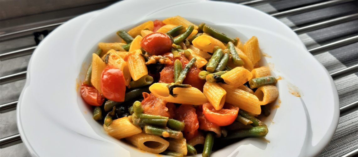 Mezze penne con fagiolini e pomodorini