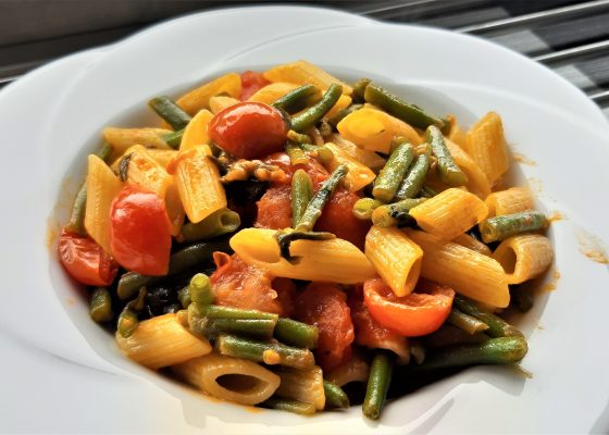 Mezze penne con fagiolini e pomodorini