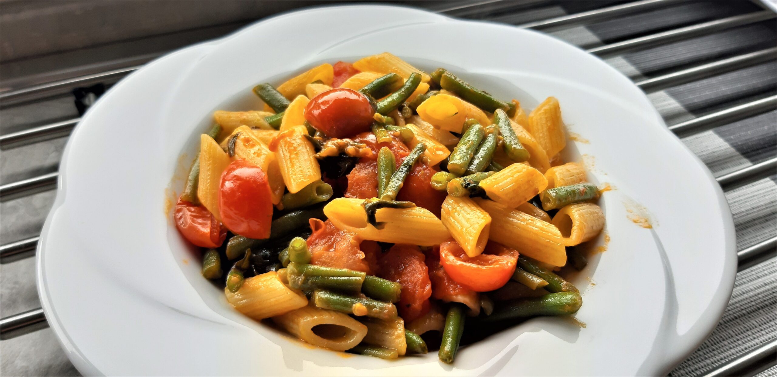 Mezze penne con fagiolini e pomodorini