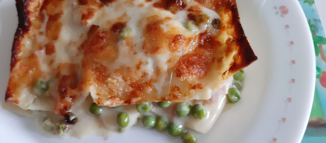 Lasagna bianca con prosciutto e piselli