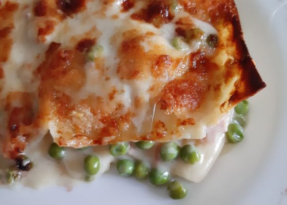 Lasagna bianca con prosciutto e piselli