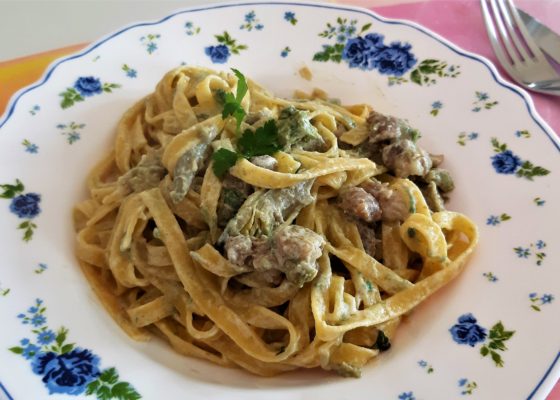 Tagliatelle con panna carciofi e salsiccia