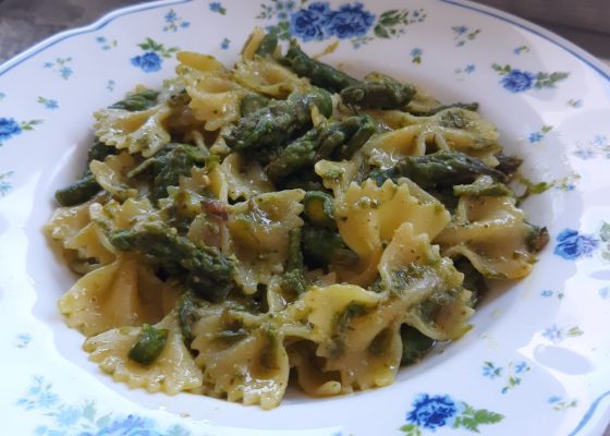 Farfalle agli asparagi e pesto